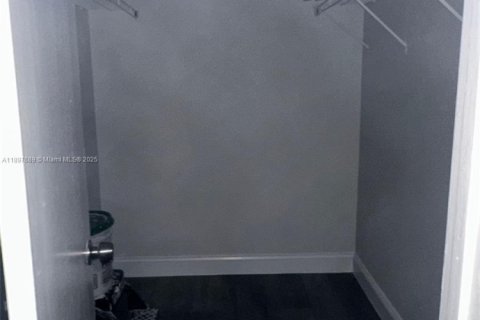 Condo in Miami, Florida, 3 bedrooms  № 1949140 - photo 11