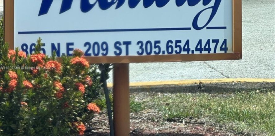 Condo in Miami, Florida, 3 bedrooms  № 1949140