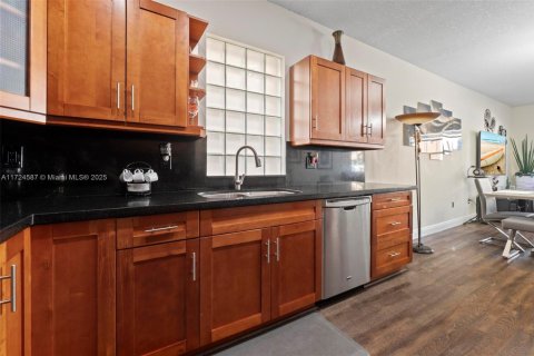 House in Pembroke Pines, Florida 4 bedrooms, 170.57 sq.m. № 1985045 - photo 25