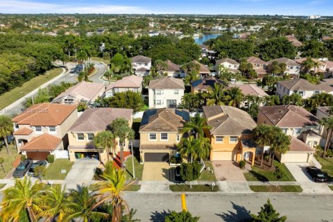 House in Pembroke Pines, Florida 4 bedrooms, 170.57 sq.m. № 1985045 - photo 1