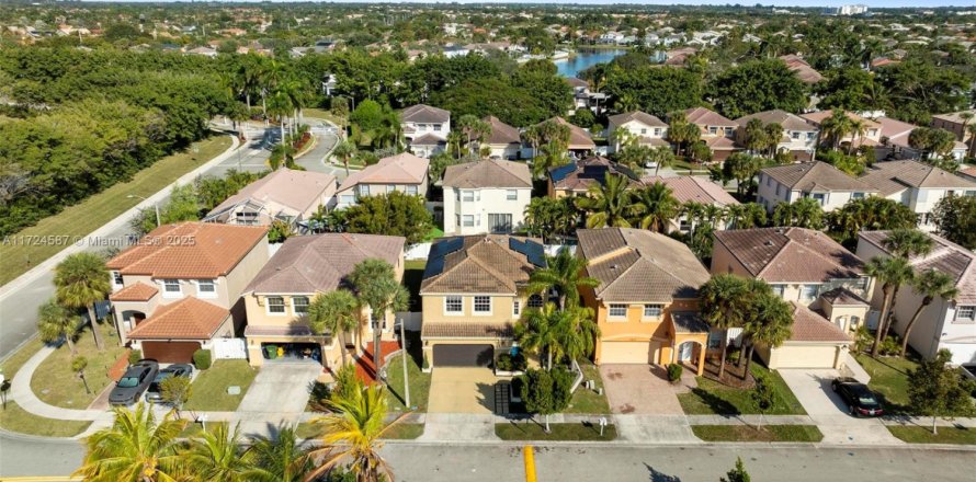 House in Pembroke Pines, Florida 4 bedrooms, 170.57 sq.m. № 1985045