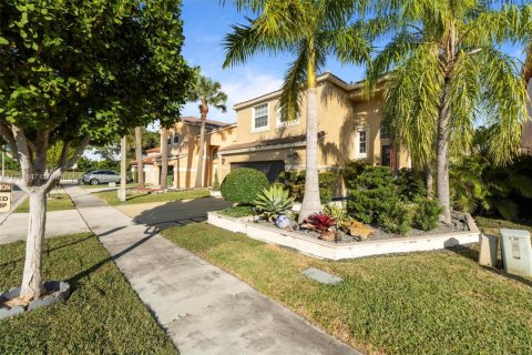 House in Pembroke Pines, Florida 4 bedrooms, 170.57 sq.m. № 1985045 - photo 12