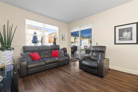 House in Pembroke Pines, Florida 4 bedrooms, 170.57 sq.m. № 1985045 - photo 22