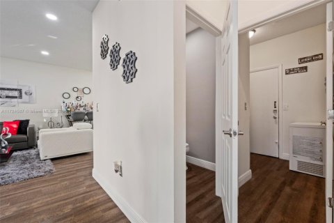 House in Pembroke Pines, Florida 4 bedrooms, 170.57 sq.m. № 1985045 - photo 27