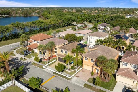 House in Pembroke Pines, Florida 4 bedrooms, 170.57 sq.m. № 1985045 - photo 2