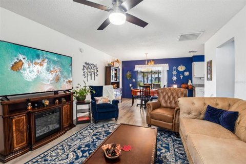 House in Spring Hill, Florida 2 bedrooms, 102.66 sq.m. № 2395905 - photo 5