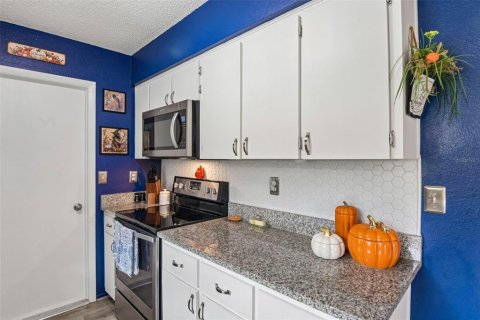 House in Spring Hill, Florida 2 bedrooms, 102.66 sq.m. № 2395905 - photo 12