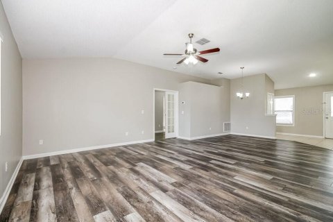 Villa ou maison à louer à New Port Richey, Floride: 4 chambres, 201.04 m2 № 2426882 - photo 4