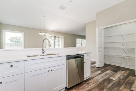 Villa ou maison à louer à New Port Richey, Floride: 4 chambres, 201.04 m2 № 2426882 - photo 9