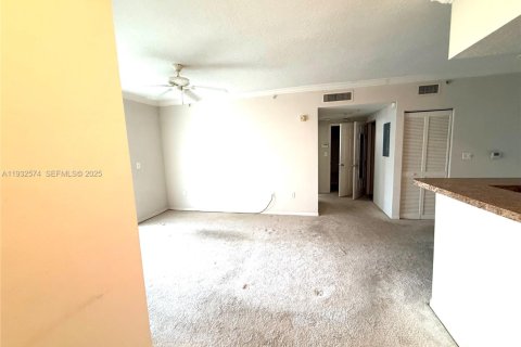 Condo in Pembroke Pines, Florida, 1 bedroom  № 1990994 - photo 4