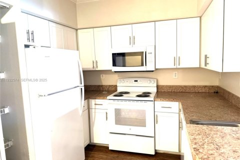 Condo in Pembroke Pines, Florida, 1 bedroom  № 1990994 - photo 17