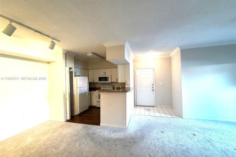 Condo in Pembroke Pines, Florida, 1 bedroom  № 1990994 - photo 15