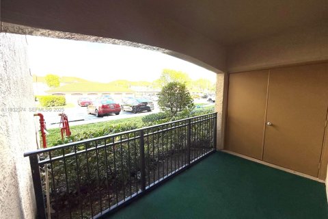 Condo in Pembroke Pines, Florida, 1 bedroom  № 1990994 - photo 10