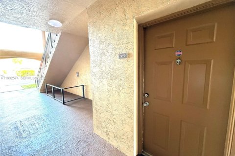 Condo in Pembroke Pines, Florida, 1 bedroom  № 1990994 - photo 3