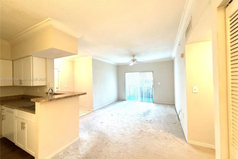 Condo in Pembroke Pines, Florida, 1 bedroom  № 1990994 - photo 7