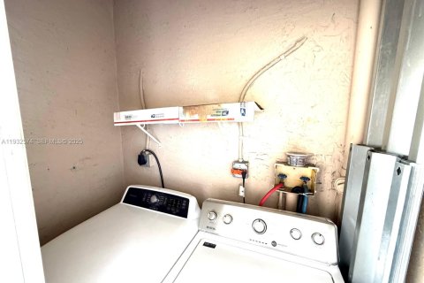 Condo in Pembroke Pines, Florida, 1 bedroom  № 1990994 - photo 9