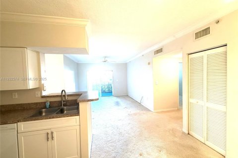 Condo in Pembroke Pines, Florida, 1 bedroom  № 1990994 - photo 16