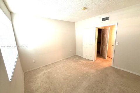 Condo in Pembroke Pines, Florida, 1 bedroom  № 1990994 - photo 11