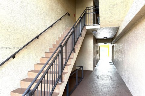 Condo in Pembroke Pines, Florida, 1 bedroom  № 1990994 - photo 2