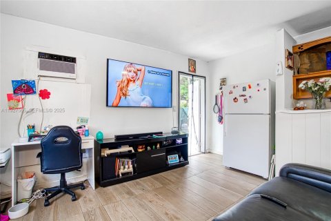 Commercial property in Hollywood, Florida 196.3 sq.m. № 1986719 - photo 9