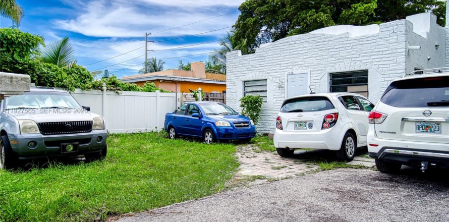 Commercial property in Hollywood, Florida 196.3 sq.m. № 1986719