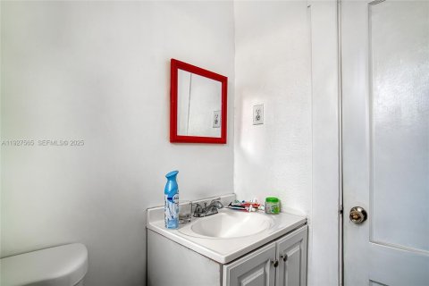 Commercial property in Hollywood, Florida 196.3 sq.m. № 1986719 - photo 22