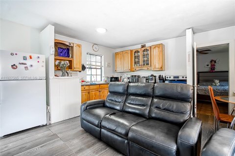 Commercial property in Hollywood, Florida 196.3 sq.m. № 1986719 - photo 12