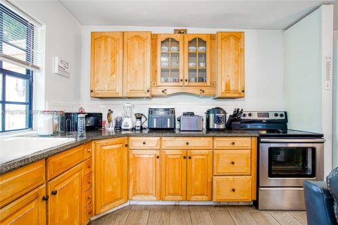 Commercial property in Hollywood, Florida 196.3 sq.m. № 1986719 - photo 11