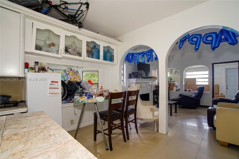 Commercial property in Hollywood, Florida 196.3 sq.m. № 1986719 - photo 4