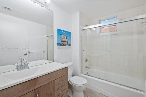 Condo in Miami, Florida, 2 bedrooms  № 1745900 - photo 18