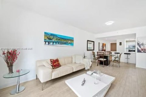 Condo in Miami, Florida, 2 bedrooms  № 1745900 - photo 2