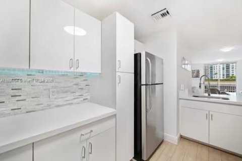 Condo in Miami, Florida, 2 bedrooms  № 1745900 - photo 5
