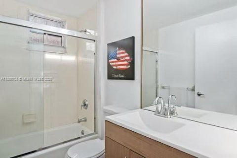 Condo in Miami, Florida, 2 bedrooms  № 1745900 - photo 9