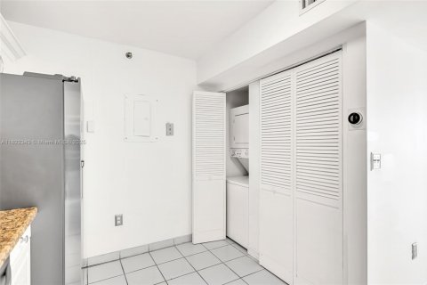 Condominio en venta en Surfside, Florida, 2 dormitorios, 118.64 m2 № 1785715 - foto 9
