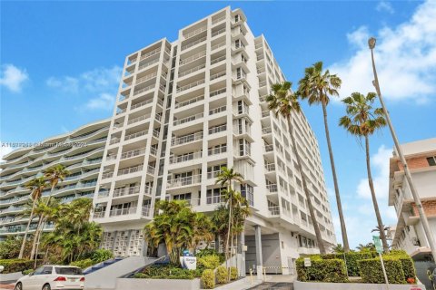 Condominio en venta en Surfside, Florida, 2 dormitorios, 118.64 m2 № 1785715 - foto 2