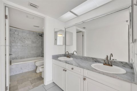 Condominio en venta en Surfside, Florida, 2 dormitorios, 118.64 m2 № 1785715 - foto 15