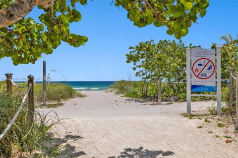 Condominio en venta en Surfside, Florida, 2 dormitorios, 118.64 m2 № 1785715 - foto 4