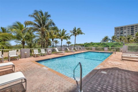 Condominio en venta en Surfside, Florida, 2 dormitorios, 118.64 m2 № 1785715 - foto 22