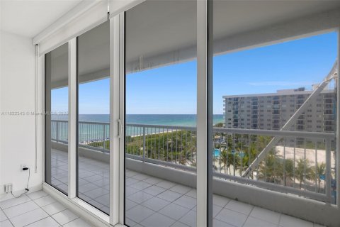 Condominio en venta en Surfside, Florida, 2 dormitorios, 118.64 m2 № 1785715 - foto 20