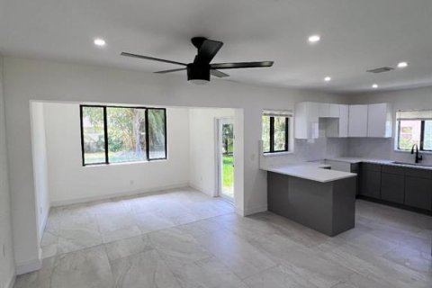 House in Dunedin, Florida 3 bedrooms, 102.19 sq.m. № 1832827 - photo 2