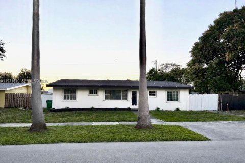 Casa en Miami Gardens, Florida 3 dormitorios, 133.22 m2 № 2032420