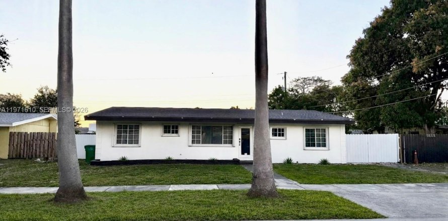 Casa en Miami Gardens, Florida 3 dormitorios, 133.22 m2 № 2032420