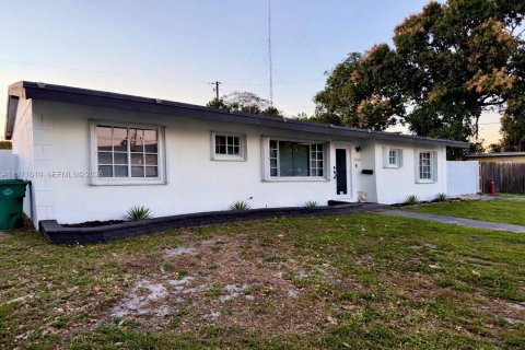 Casa en venta en Miami Gardens, Florida, 3 dormitorios, 133.22 m2 № 2032420 - foto 3