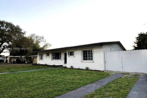 Casa en venta en Miami Gardens, Florida, 3 dormitorios, 133.22 m2 № 2032420 - foto 2
