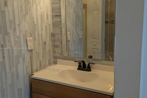 Снять в аренду кондоминиум в Лодерхилл, Флорида 2 спальни, 79.43м2, № 1992590 - фото 2