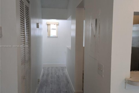 Снять в аренду кондоминиум в Лодерхилл, Флорида 2 спальни, 79.43м2, № 1992590 - фото 11