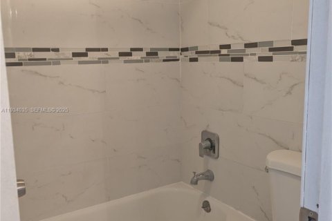 Снять в аренду кондоминиум в Лодерхилл, Флорида 2 спальни, 79.43м2, № 1992590 - фото 3