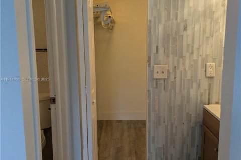 Снять в аренду кондоминиум в Лодерхилл, Флорида 2 спальни, 79.43м2, № 1992590 - фото 1