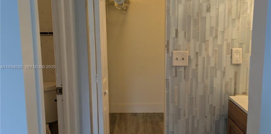 Кондоминиум с 2 спальнями в Лодерхилл, Флорида № 1992590