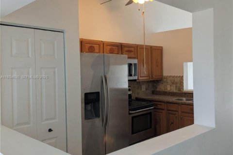 Снять в аренду кондоминиум в Лодерхилл, Флорида 2 спальни, 79.43м2, № 1992590 - фото 9